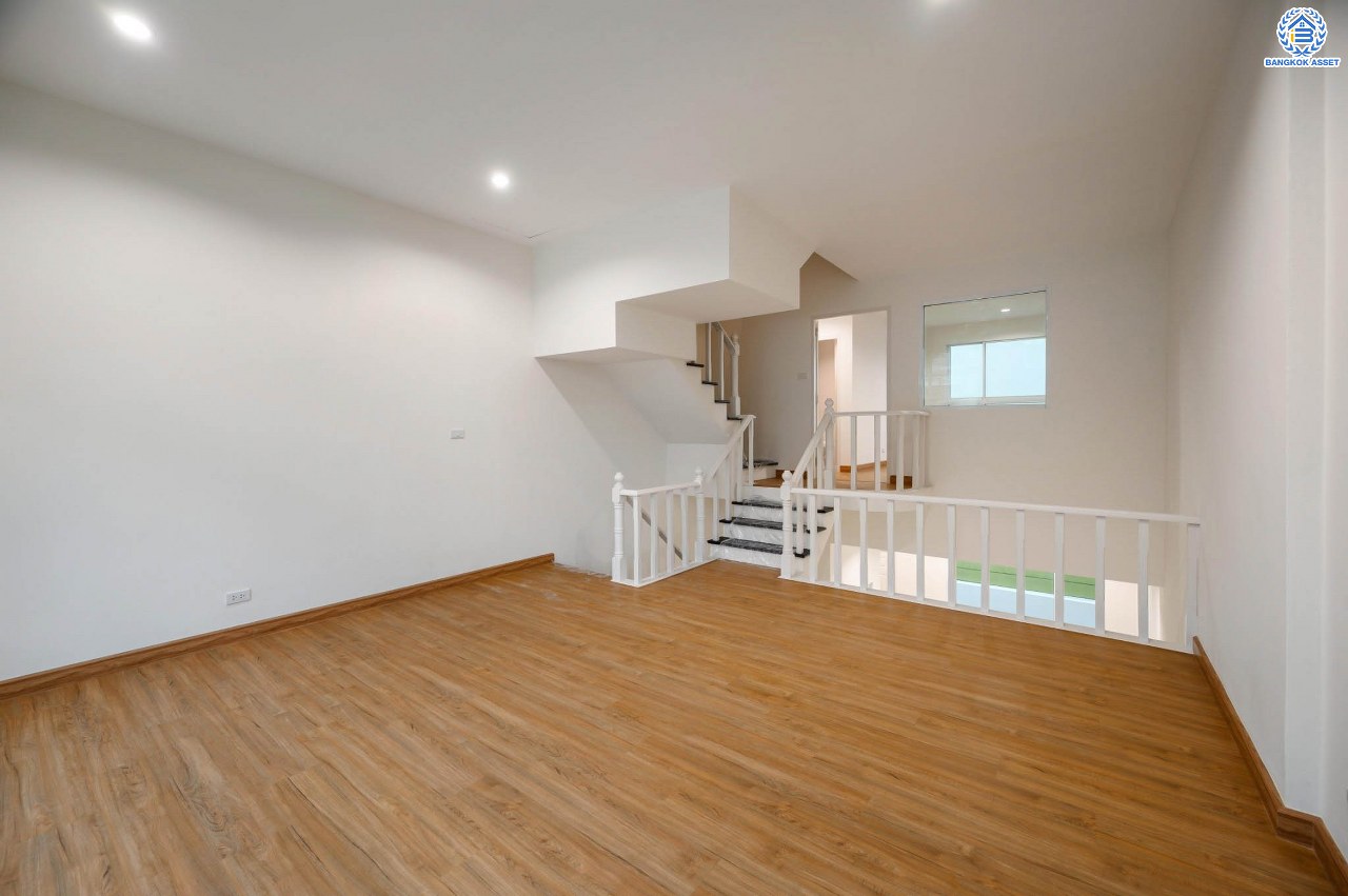 บ้านมือสองตกแต่งใหม่ ทาวน์โฮม 3 ชั้น โครงการ พรีเมี่ยมเพลส รามอินทรา เนื้อที่ 21.2 ตร.ว. ฟังก์ชัน 3 ห้องนอน 4 ห้องน้ำ 2 ที่จอดรถ ทำเลใจกลางเมือง เชื่อมต่อทั้ง ถ.ประเสริฐมนูญกิจ, ถ.ลาดพร้าว, ถ.รามอินทรา ใกล้ทางด่วน "รามอินทรา" และรถไฟฟ้าสายสีชมพู "สถานีมัยลาภ"